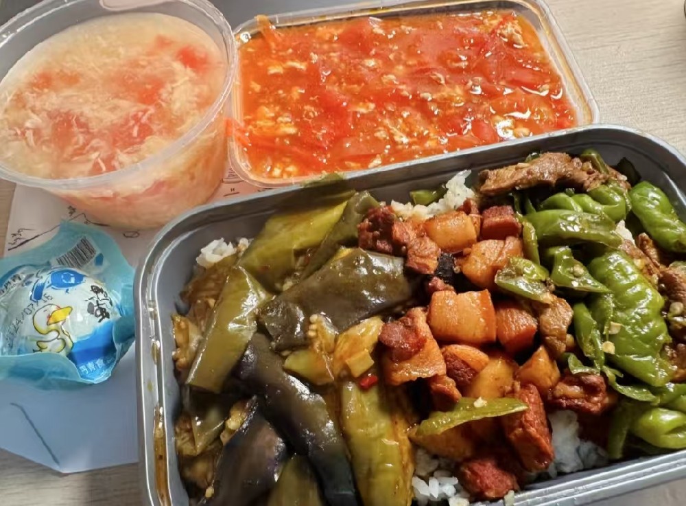 性价比出圈！嘎嘎香东北老饭盒加盟费怎么样？透明化 + 强赋能才是核心